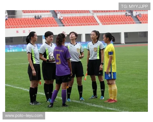 中国足球女球星风采展现 从场上到场下的精彩瞬间