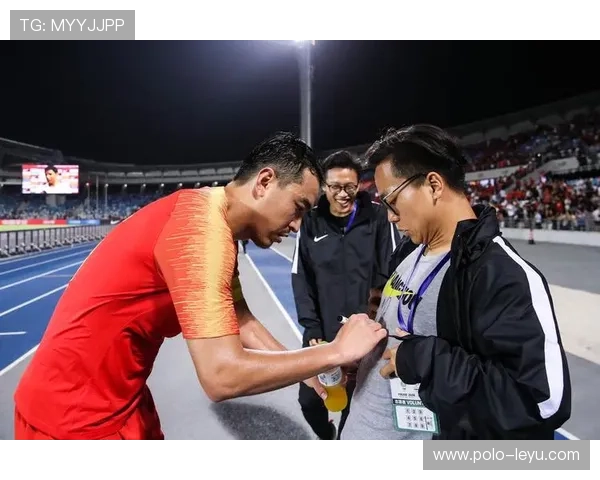 中国足球队签约新球星助力崛起 引发国内外球迷热烈关注