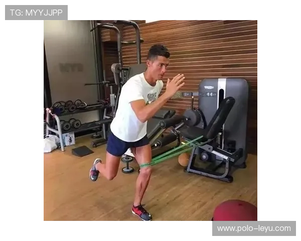 八块腹肌的中国足球明星是谁他的身材背后藏着怎样的故事